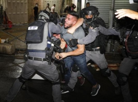 إصابتان وقمع واعتقالات في باب العامود