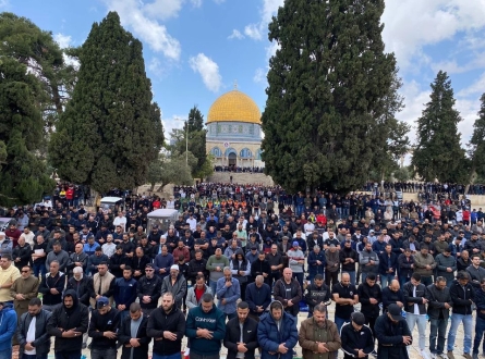 رغم التضييق.. 20 ألفا يؤدون الجمعة في الأقصى