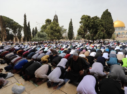 30 ألفا يؤدون صلاة الجمعة في الأقصى