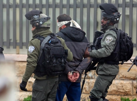 الاحتلال يعتقل شابا من القدس ويمدد اعتقال آخرين