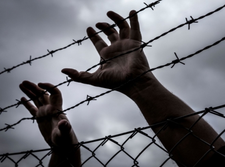 إرجاء إضراب المعتقلين إداريًا عن الطعام للشهر المقبل