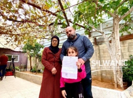 الاحتلال يسلم مقدسية قرارًا بهدم غرفتها