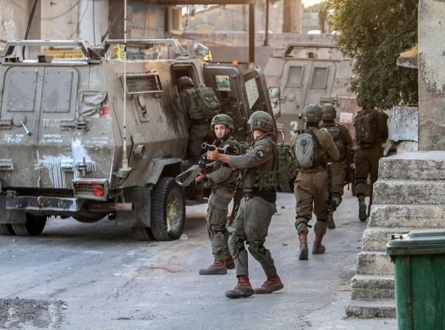 قوات الاحتلال تحاصر منزلًا جنوب نابلس وتعتقل أحد الشبان