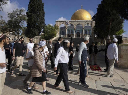 عشرات المستوطنين يقتحمون المسجد الأقصى