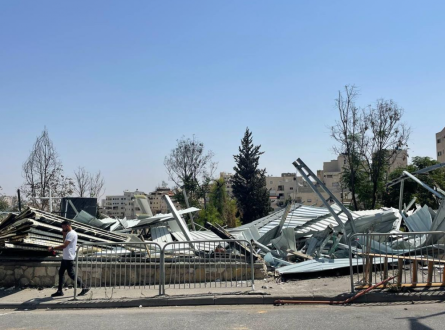 الاحتلال يهدم قاعة السلام بالعيسوية