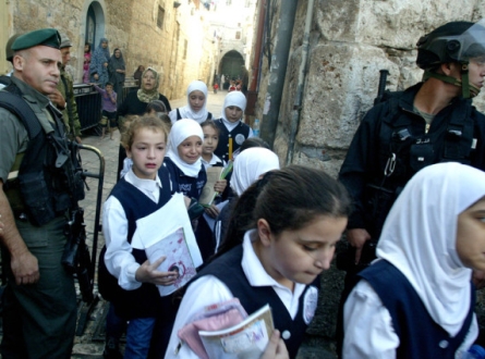 جيش الاحتلال يفتش حقائب الطلبة عند "الأقصى"