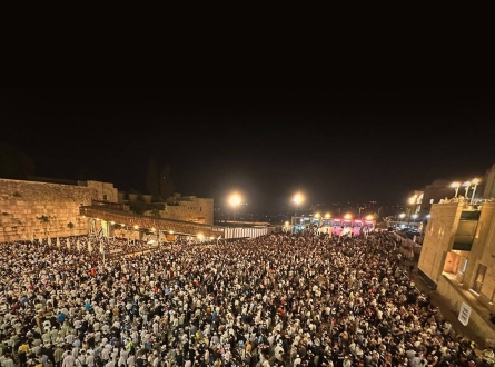 عشرات آلاف المستوطنين يقتحمون حائط البراق