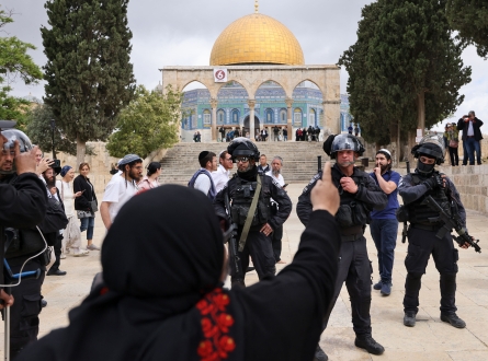 مستوطنون يقتحمون الأقصى واعتقال أحد حراسه
