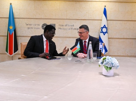 وزير خارجية جنوب السودان يقتحم حائط البراق المحتل