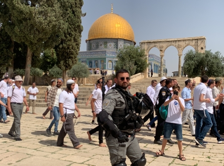 حاخام يقتحم الأقصى وسجود ملحمي قبالة قبة الصخرة
